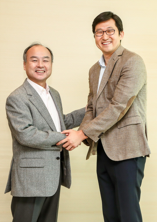 악수를 나누는 손정의 소프트뱅크 회장(좌)과 김범석 쿠팡 대표(우) <쿠팡 제공>